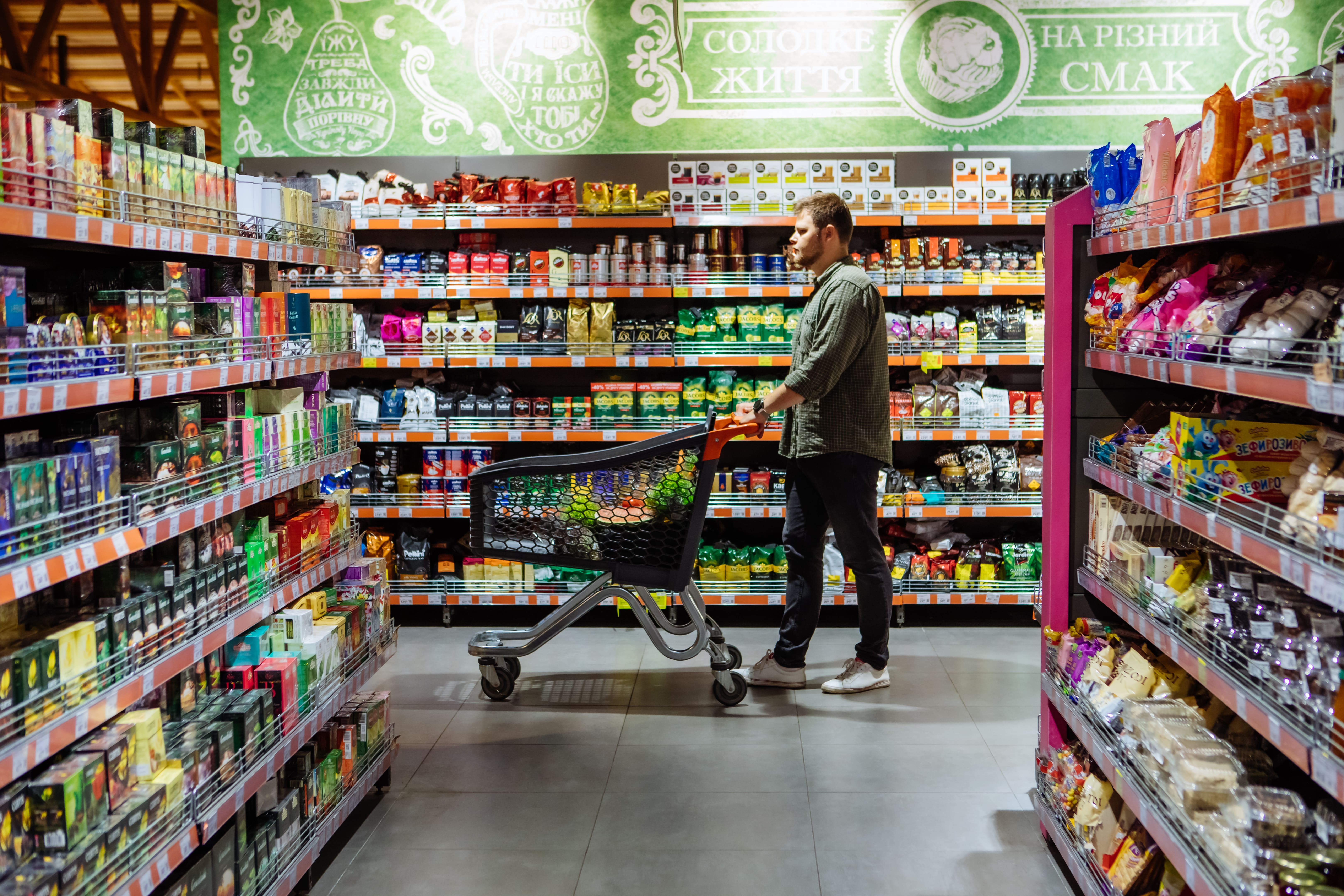 دور التجارة في تعزيز FMCG الولاء للعلامة التجارية وظهورها